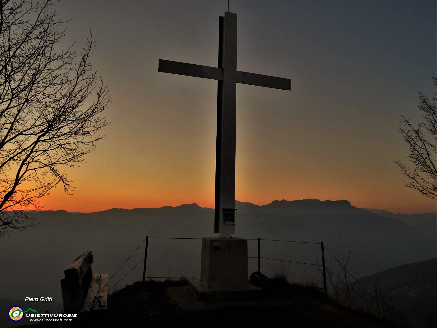 70 Monte Corno (1030 m) nei colori del tramonto .JPG -                                